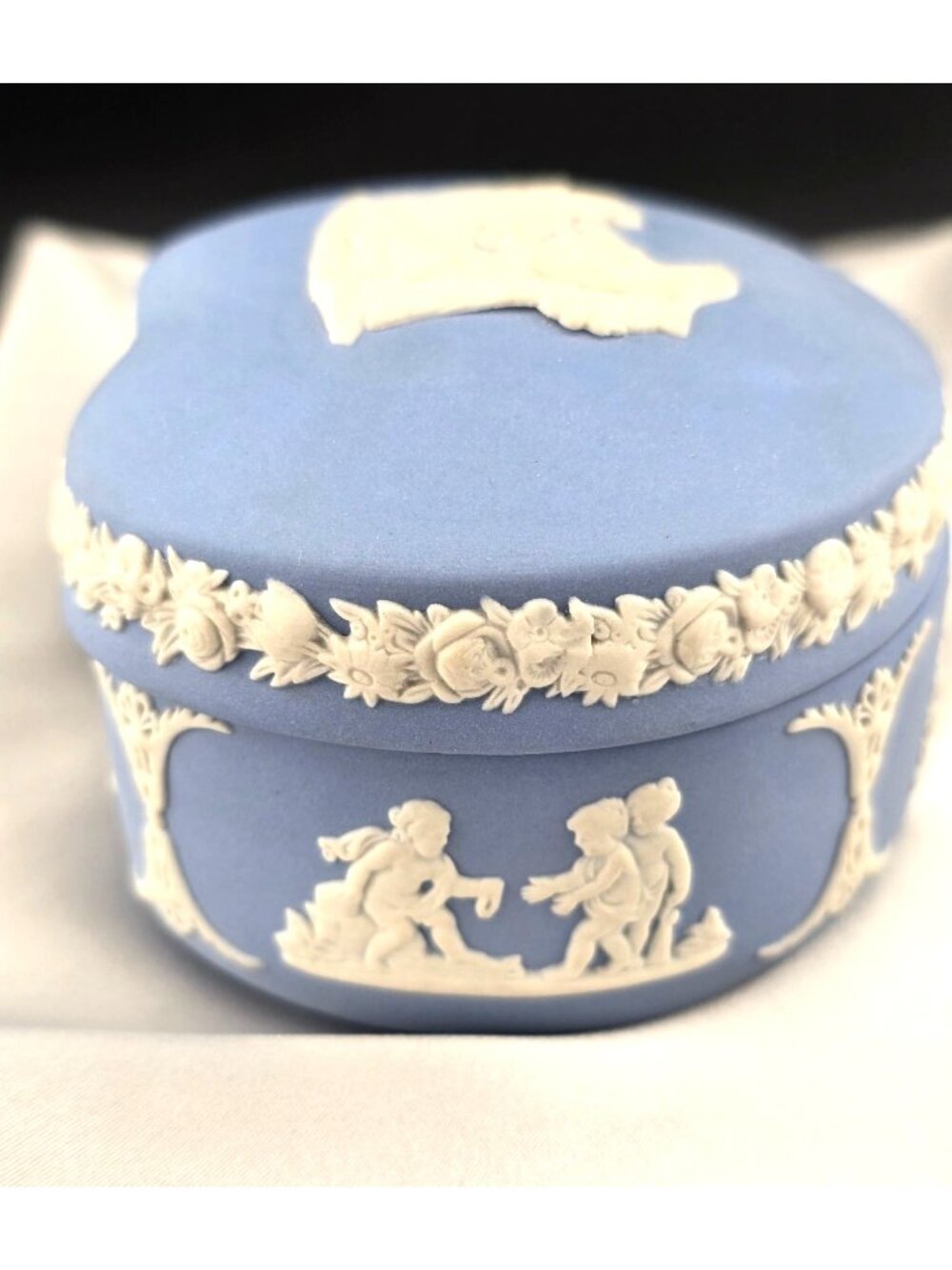 Wedgewood Blue Cupid Oracle Relief Kidney-Shaped Trinket Box - Picture 6 of 12